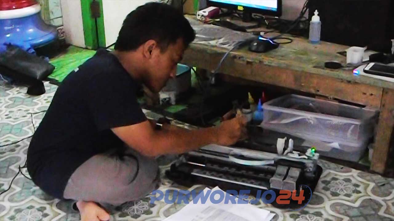 Luthfie sedang memperbaiki printer