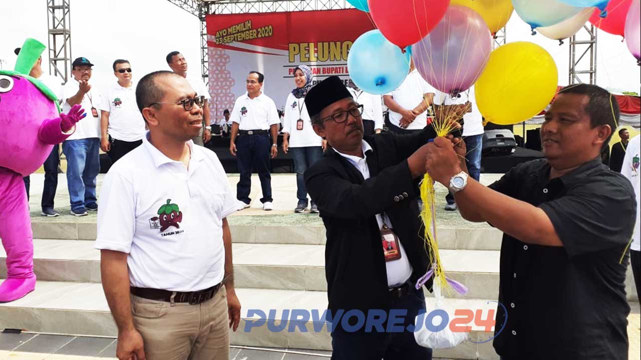 Launching Pemilukada 2020 ditandai dengan pemukulan bedug oleh Ketua KPU Purworejo, Dulrokhim, diikuti tabuhan rebana serta pelepasan balon. (1/12/2019)