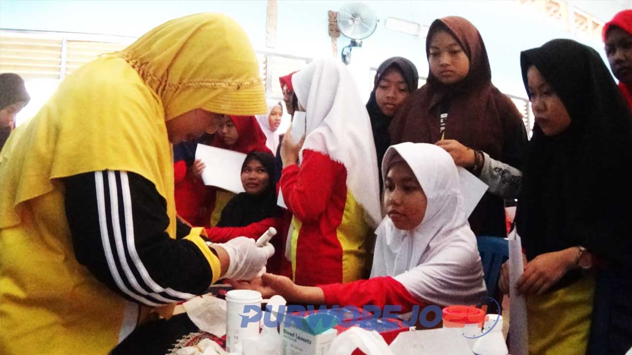 Pemeriksaan kadar Hemoglobin (HB) untuk remaja putri.