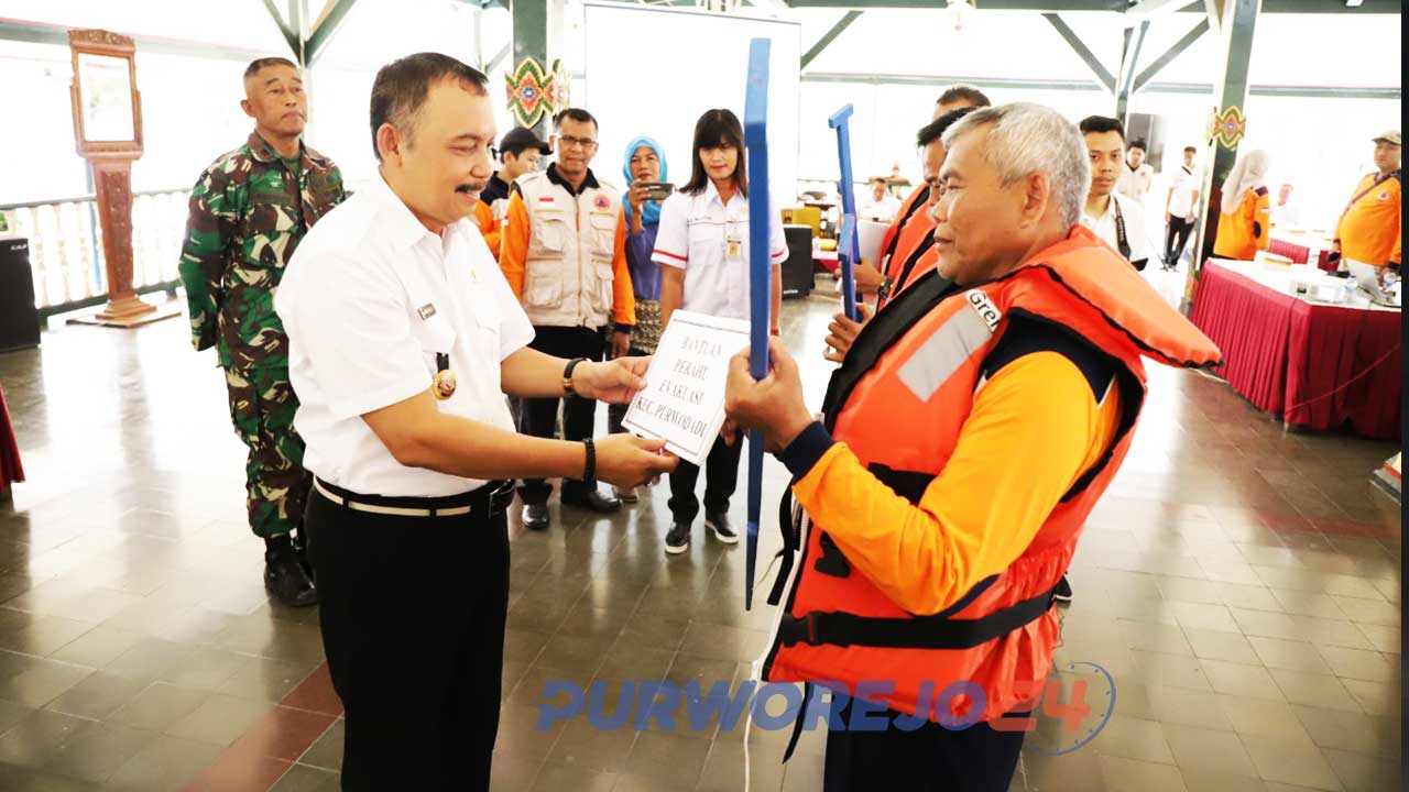 Bupati menyerahkan bantuan perahu fiber untuk evakusi bencana. (4/12/2019)
