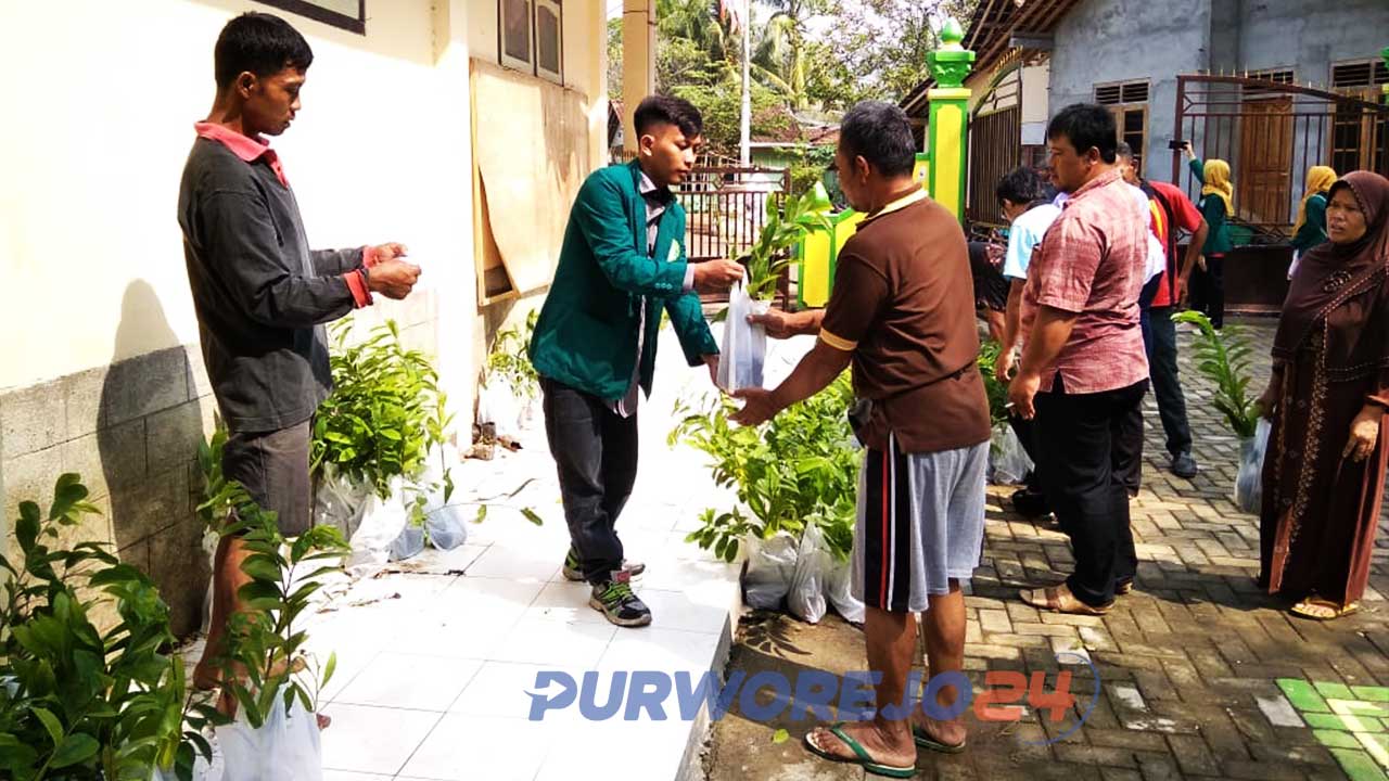 BEM Stai NU menyerahkan simbolis bantuan bibit pohon ke masyarakat Desa Wonotopo