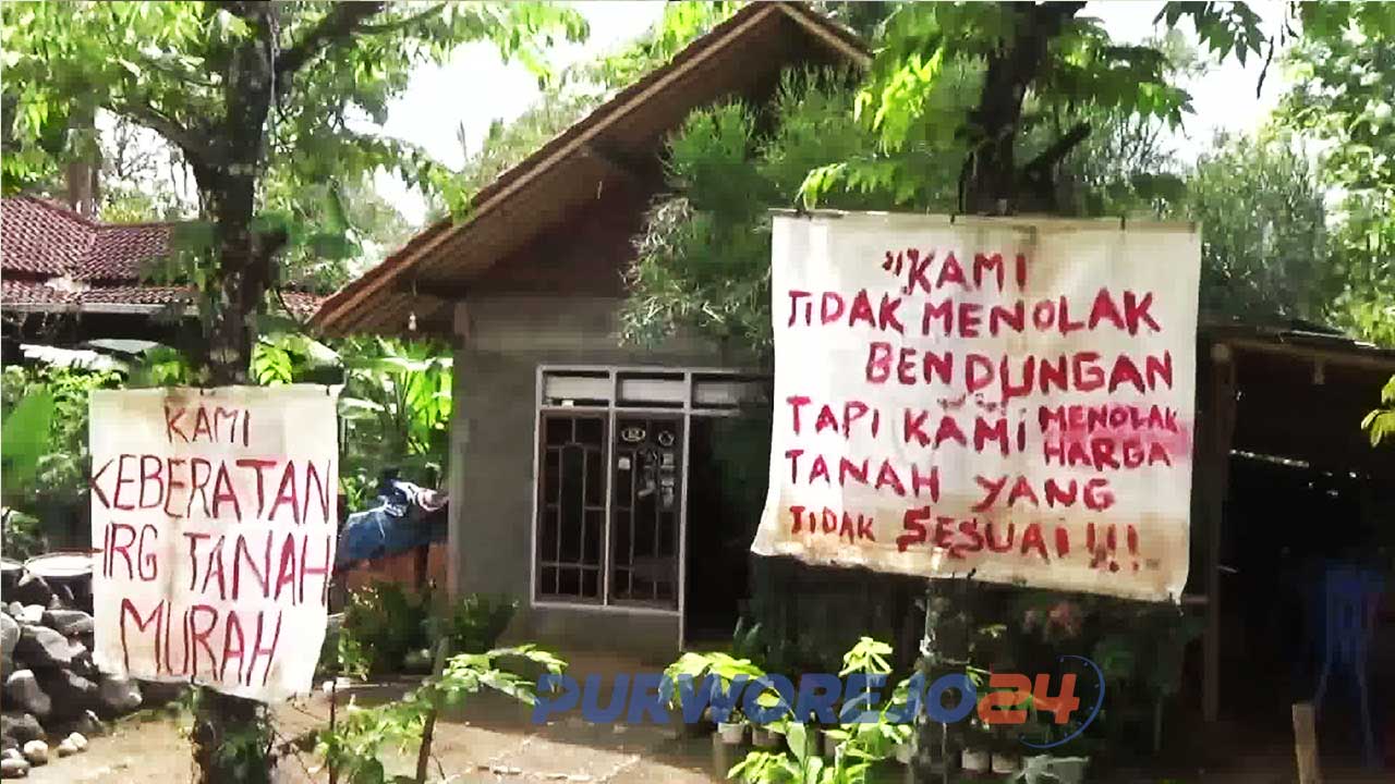 Poster berisi protes warga atas ganti rugi proyek Bendung Bener.