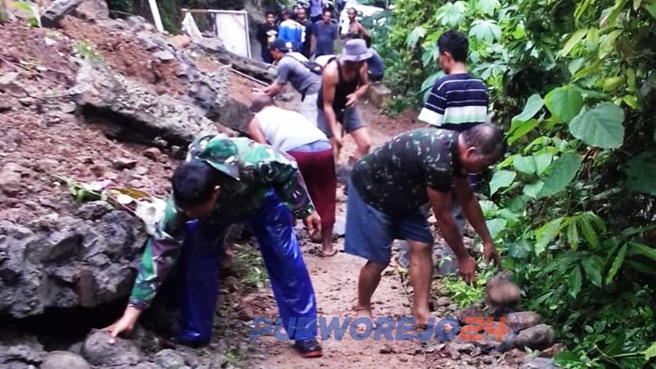 warga bergotong royong membersihkan material talud ambrol di Desa Sidorejo.