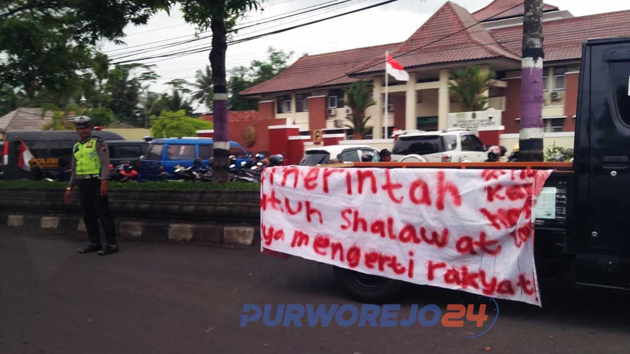 Aksi warga terdampak Bendungan Bener di Pengadilan Negeri Purworejo (Foto. Istimewa)