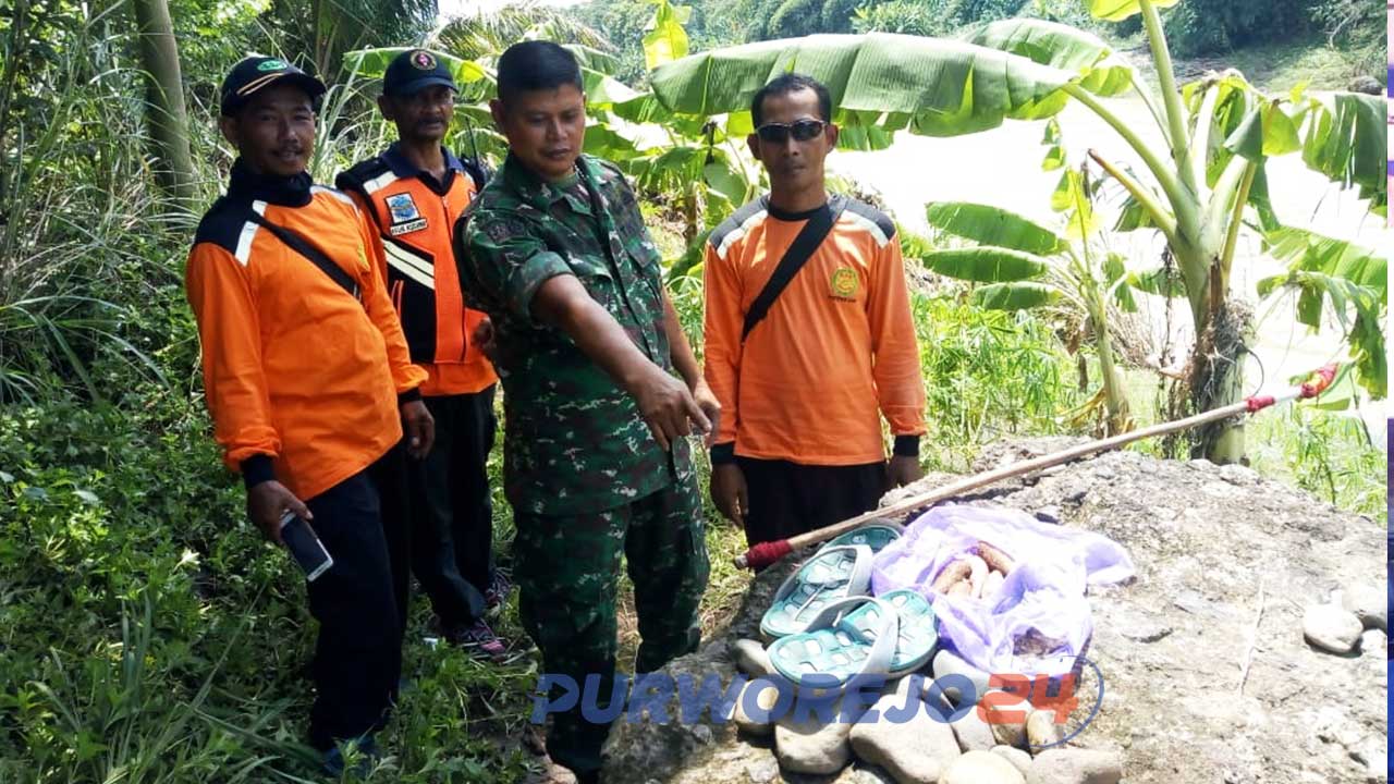 Anggota TNI menunjukkan barang-barang milik Amat Basori