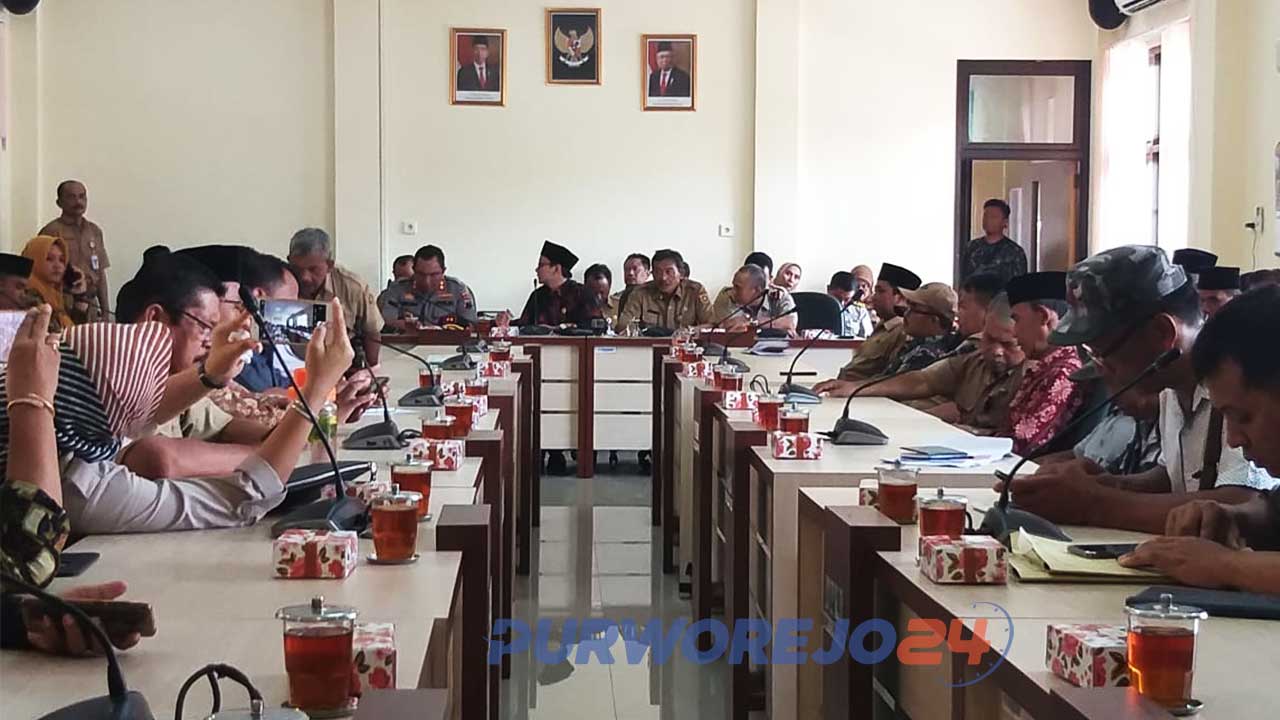 Audiensi warga terdampak Bendungan Bener di gedung DPRD