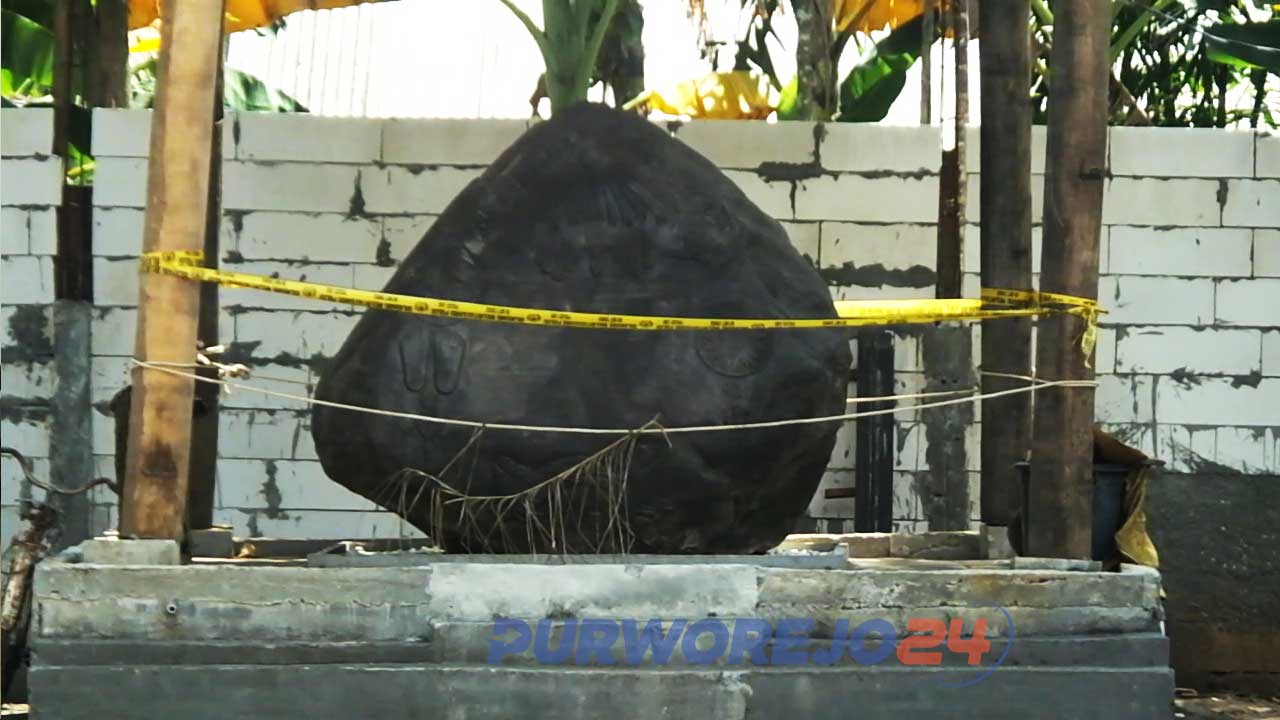 Batu besar di Komplek Keraton Agung Sejagat yang diklaim sebagai batu Prasasti