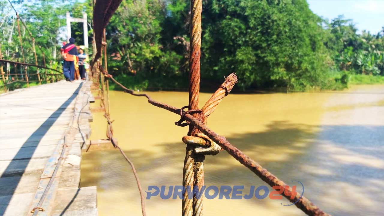 Besi jembatan yang sudah berkarat sejak di bangun tahun 1993 belum pernah diganti