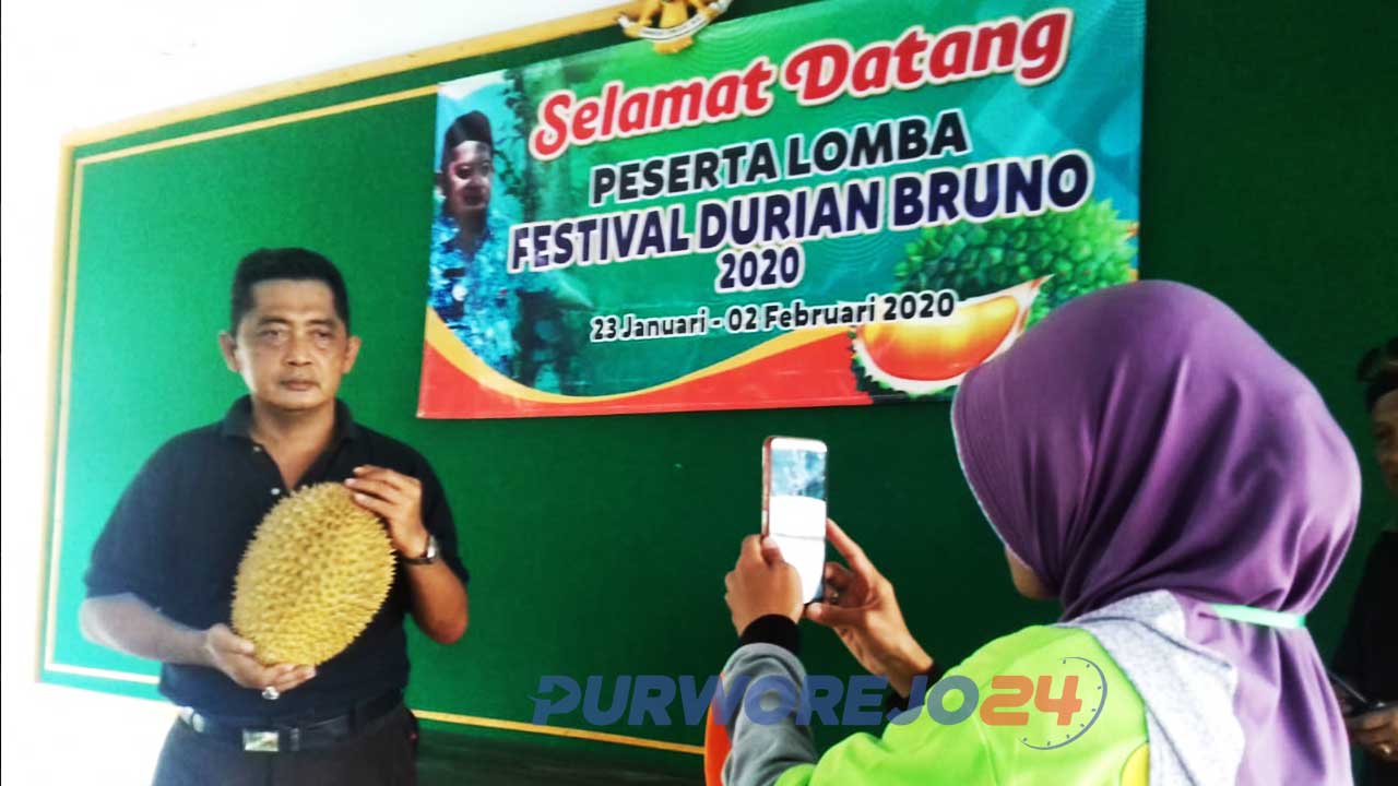 Camat-Bruno-dengan-durian-unggulan-Bruno