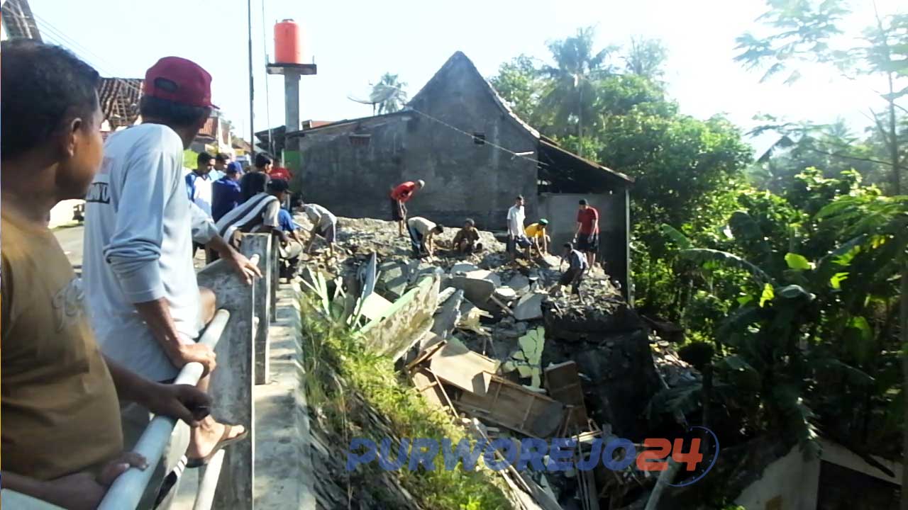 Ditinggal umroh gudang katering roboh.