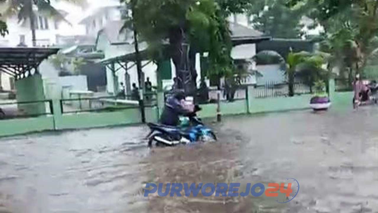 Genangan air di depan Makodim 0708 mencapai 30 cm menyebabkan motor mogok