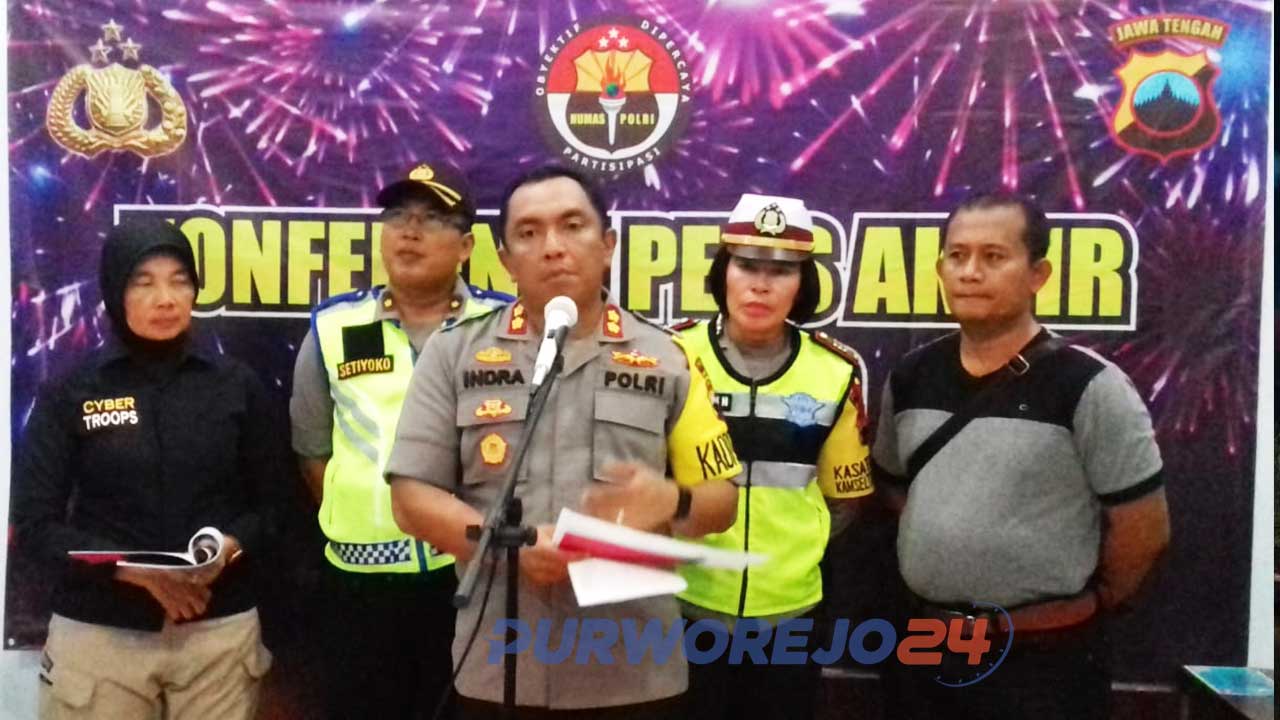 Kapolres Purworejo berserta jajarannya dalam pers rilis di kantor Satlantas Polres Purworejo. (31/12/2019).