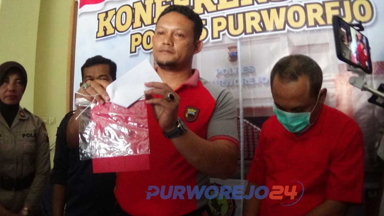 Kasat Narkoba Polres Purworejo menujukkan barang bukti yang disita dari kantor Kepala Desa Briyan