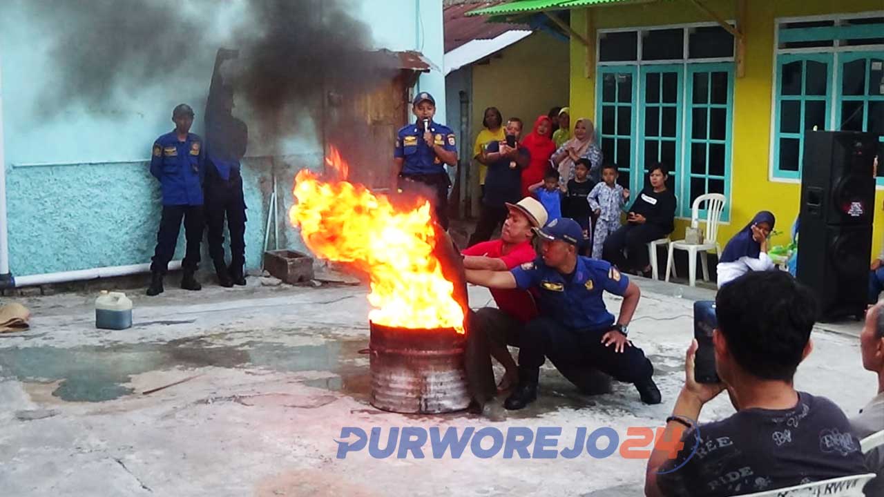 Latihan pengendalian api oelh Tim Damkar Purworejo