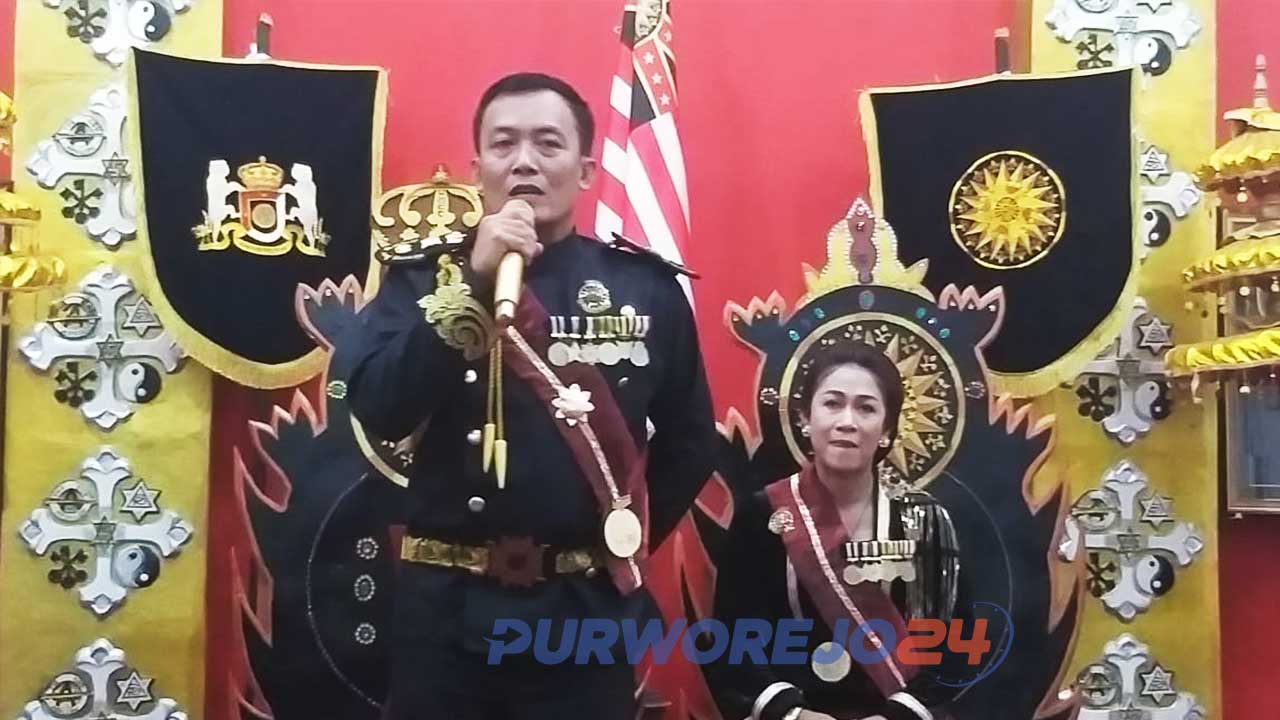 Maharaja Jawa Kanjeng Sinuwun Totok Santosa Hadiningrat didampingi permaisuri Kanjeng Ratu Dyah Gitarja