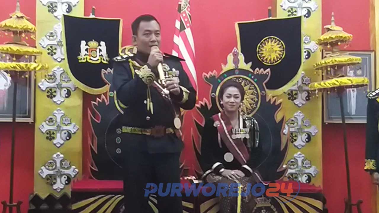 Maharaja Jawa Kanjeng Sinuwun Totok Santosa Hadiningrat didampingi permaisuri Kanjeng Ratu Dyah Gitarja