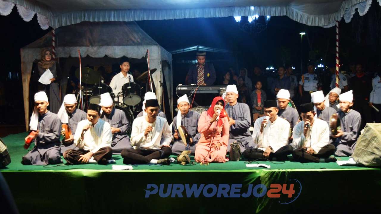 Penampilan grup hadroh WBP di perayaan pergantian tahun di Alun-alun Purworejo