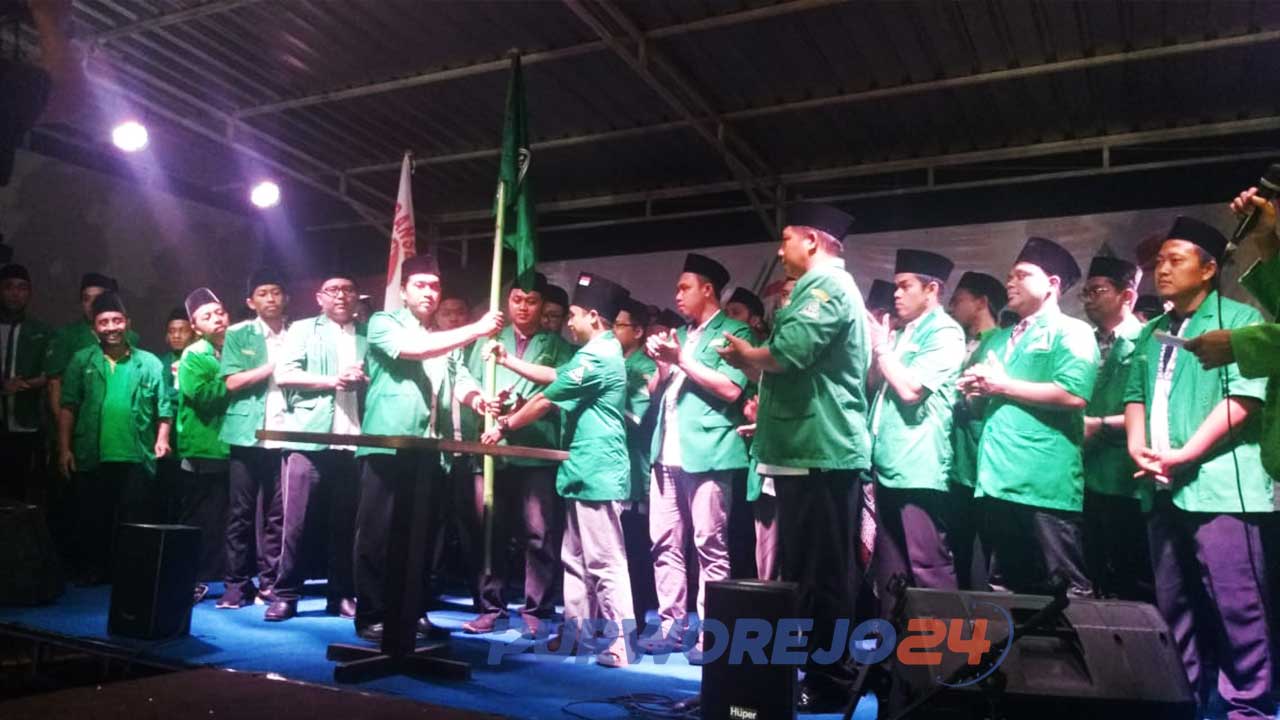 Penyerahan bendera kepada pengurus baru PAC Ansor Purworejo