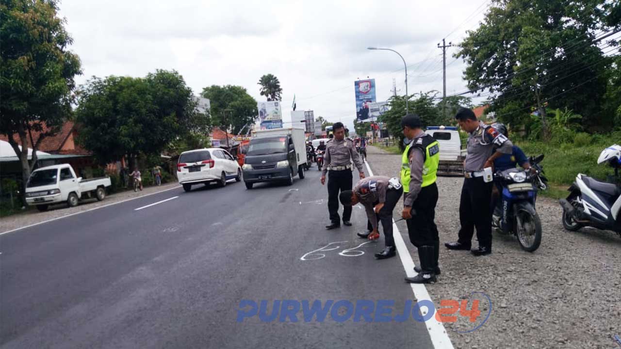Polisi melakukan olah TKP di lokasi terjadinya kecelakaan