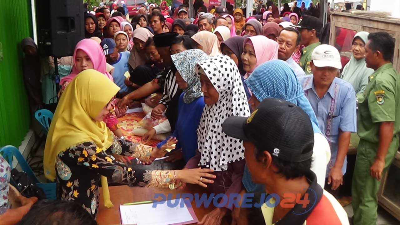 Ratusan warga rela berdesakan antre untuk membeli paket sembako murah