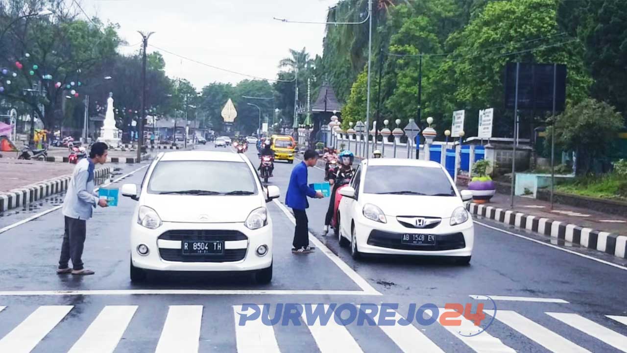 Salah satu pos penggalangan dana di Perempatan BRI Alun-alun