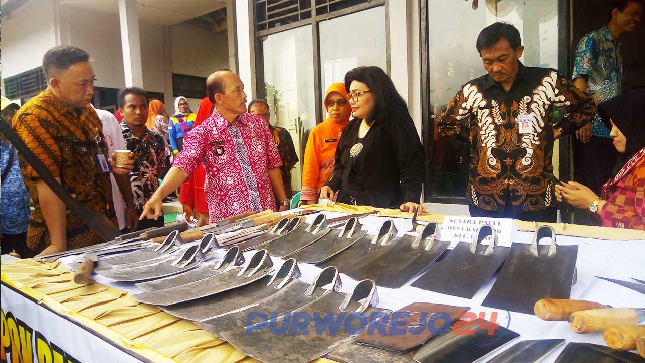 Victoria BR Simanungkalit Deputi Produksi dan Pemasaran Kementrian Koperasi dan UMKM berdialog dengan Kepala Desa Kalisemo