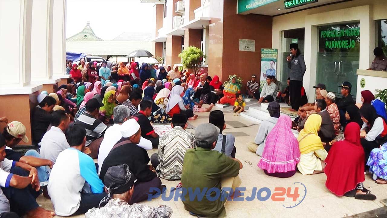 Warga melakukan mujahadah di depan Kantor Pengadilan Negeri Purworejo
