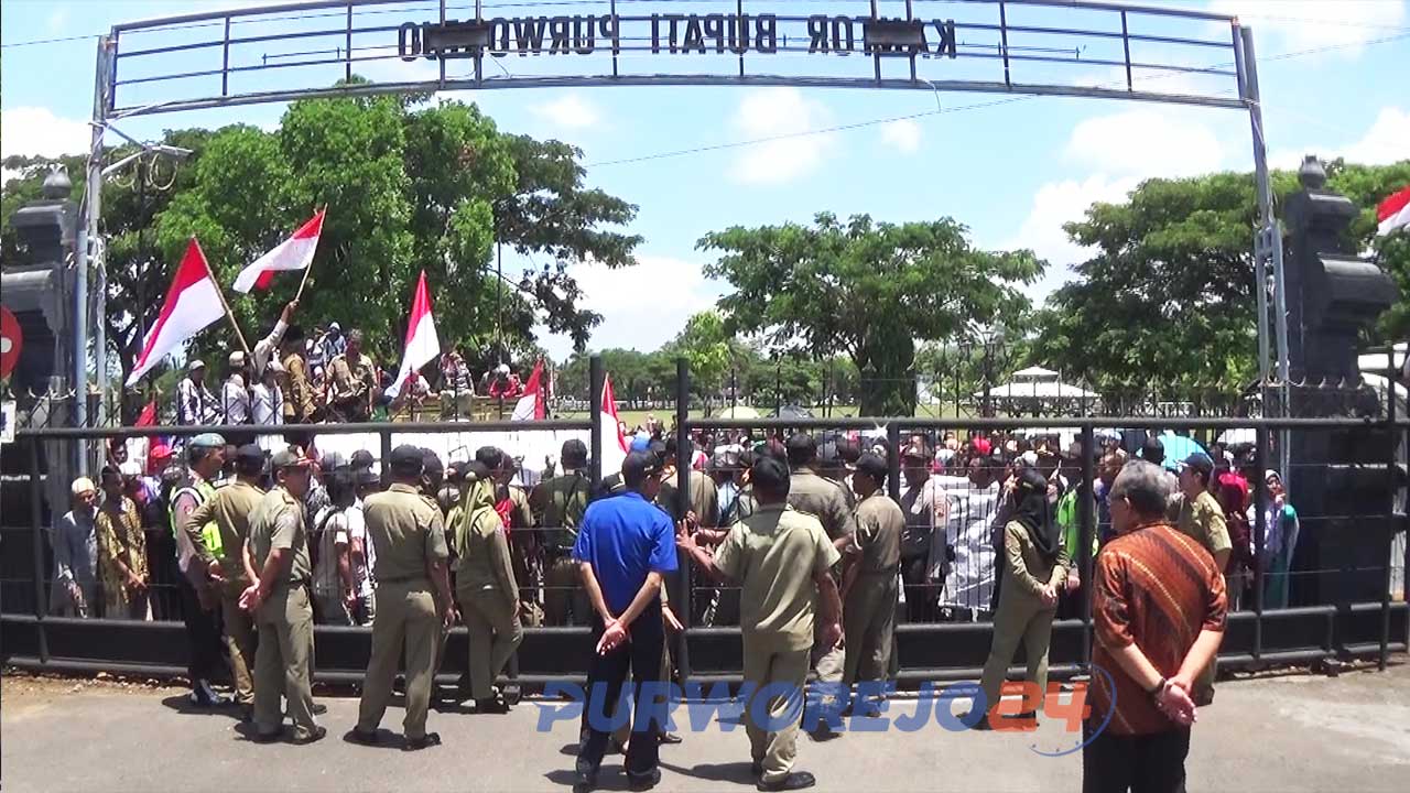 Warga terdampak Bendung Bener demo Bupati Purworejo