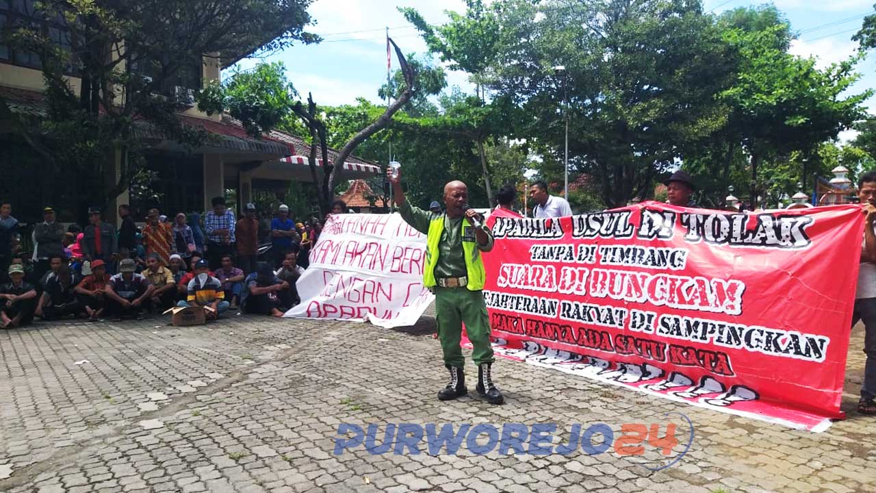 Warga terdampak Proyek Bendungan Bener menympaikan tuntutan mereka saat datangi kantor DPRD Purworejo