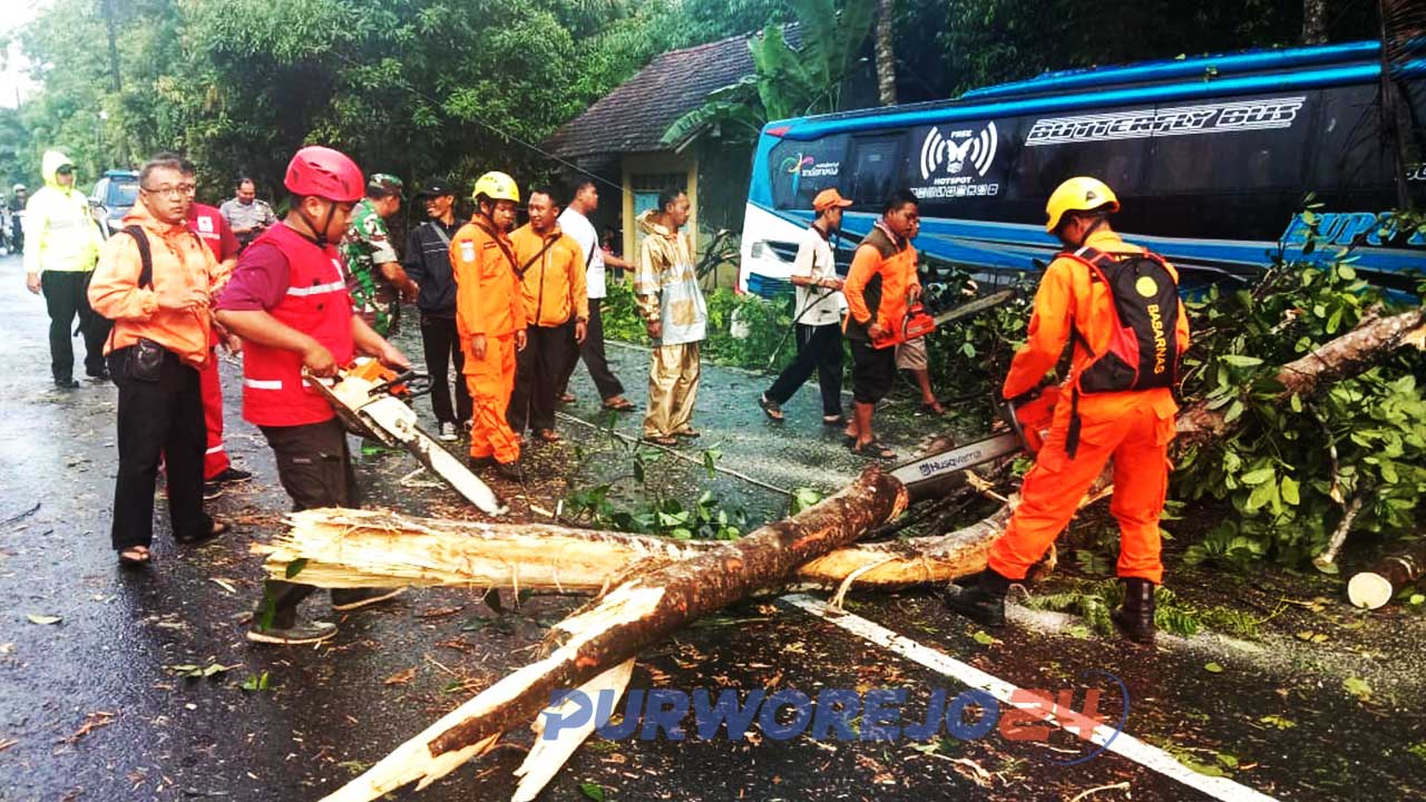 Kecelakan bus wisata di Jalan Daendels, Purworejo. (5/1/2020)