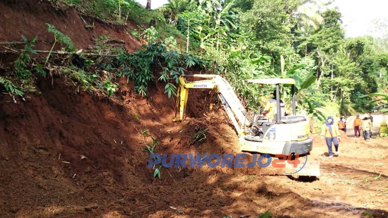 Alat berat diturunkan untuk membersihkan materrial longsor di Bruno