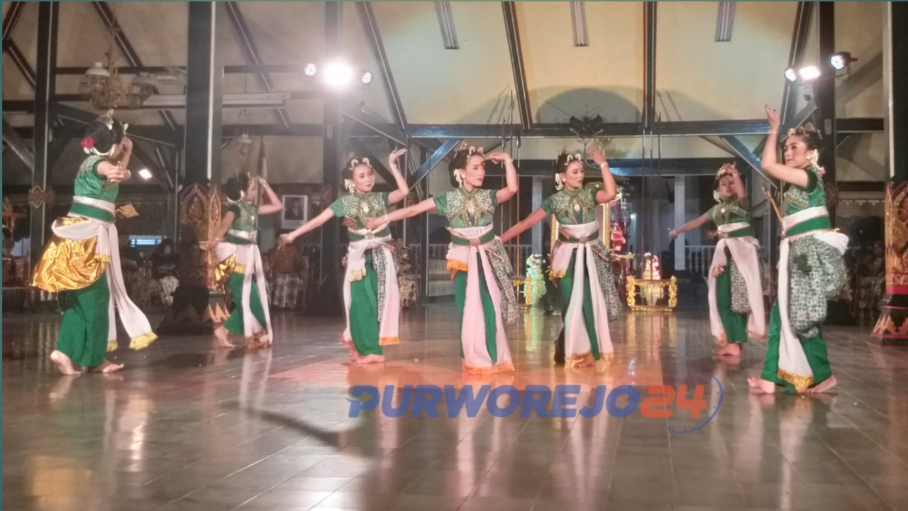 Beksan Kidung Cakra yang ditampilkan oleh beberapa penari wanita