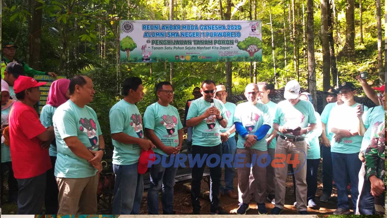 Bupati berfoto bersama Muda Ganesha usai olah raga dan penanaman pohon di dusun Kaligono.