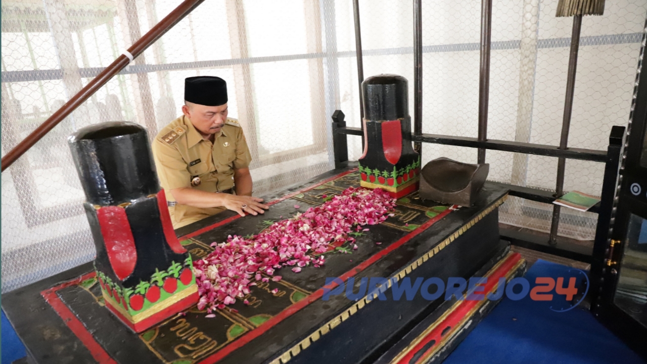 Bupati berziarah di makam Tjokronegoro 1 di Desa Bulus