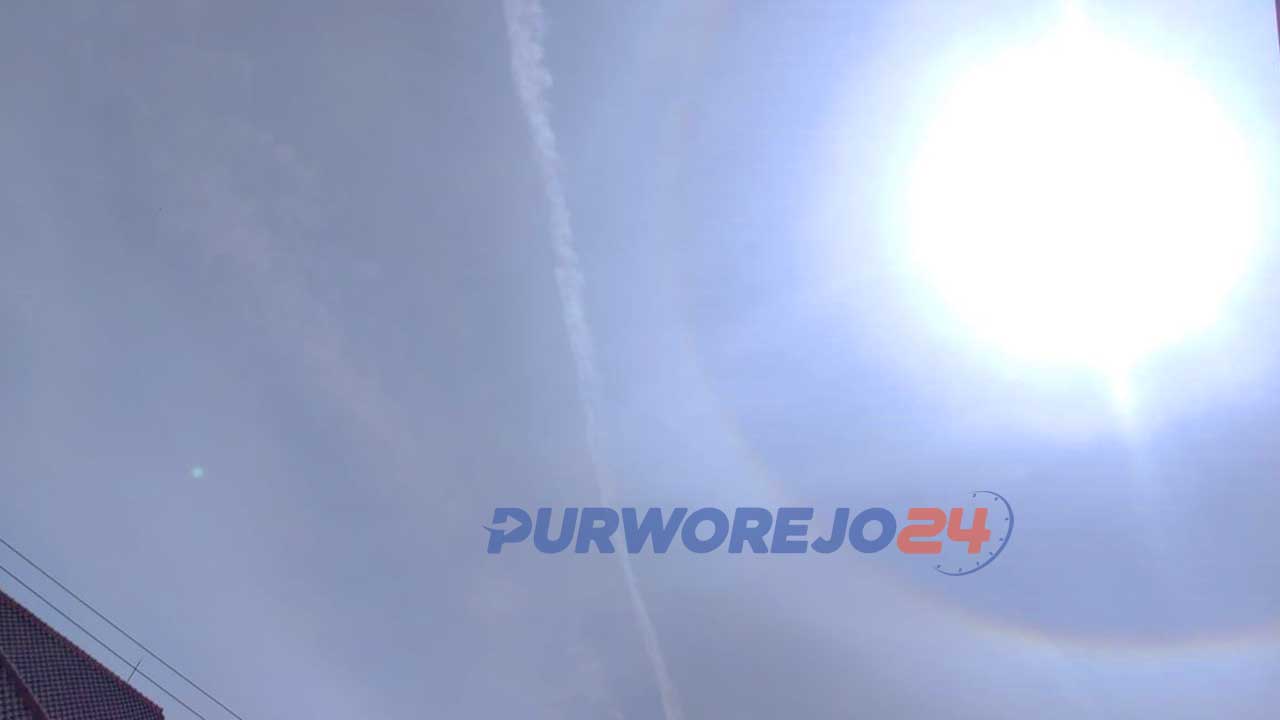 Fenomena Halo Matahari dilihat dari langit Kelurahan Sindurjan