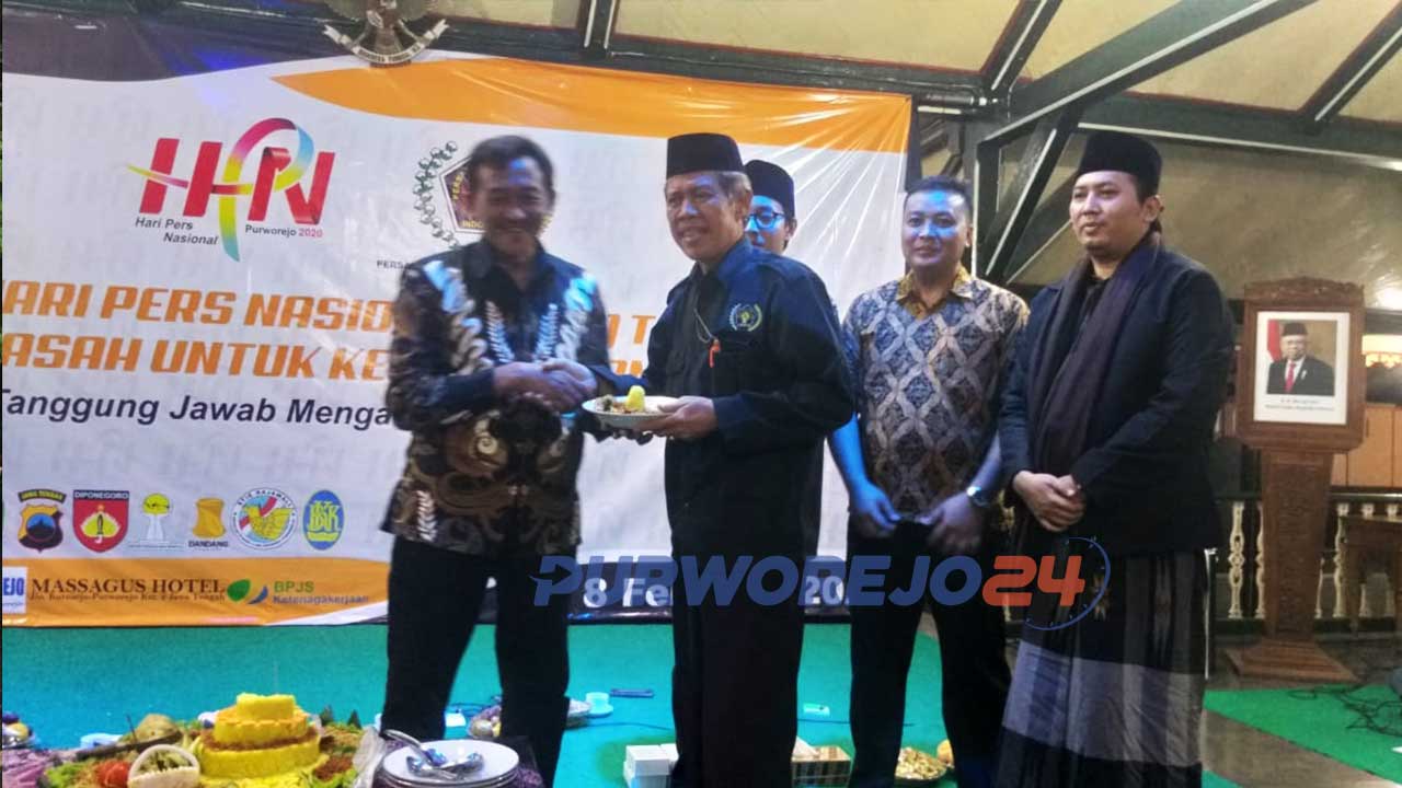 Penyerahan potongan tumpeng dari Asisten Sekda Sumharjono kepda ketua PWI Gunarwan dalam peringatan HPN di Pendopo Kabupaten Purworejo (8/2/20202)