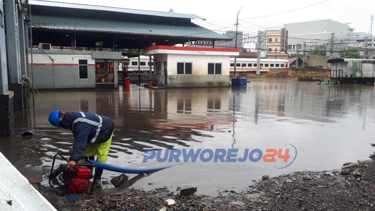 Petugas menggunakan pompa air untuk menyedot air dari komplek Depo Lokomotif Jatinegara