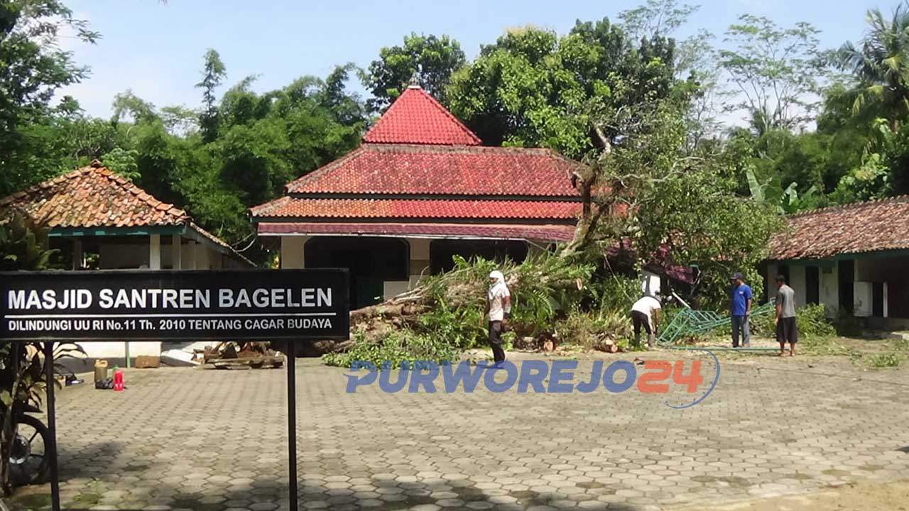 Pohon Petilasan Pangeran Diponegoro di Halaman Masjid Santren Bagelen Tumbang