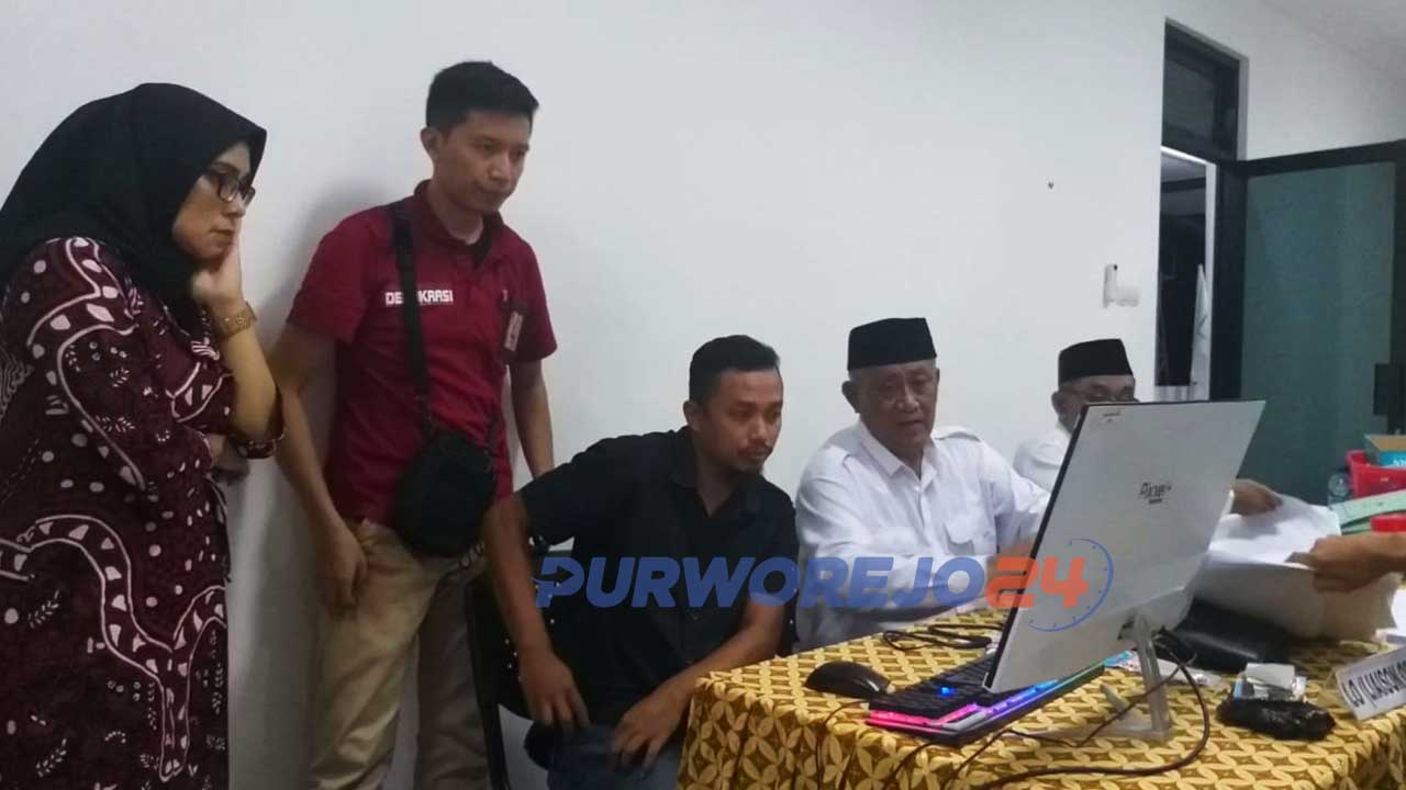 Slamet bersama Tim IT pemenagan dan Tim IT KPU Sedang melakukan proses penyelarasan data.