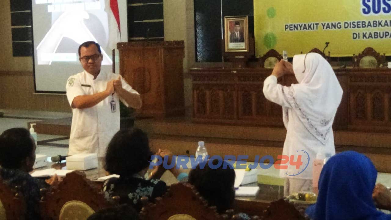 Sosialisasi virus Corona dan simulasi cara cuci tangan yang bersih dan baik.