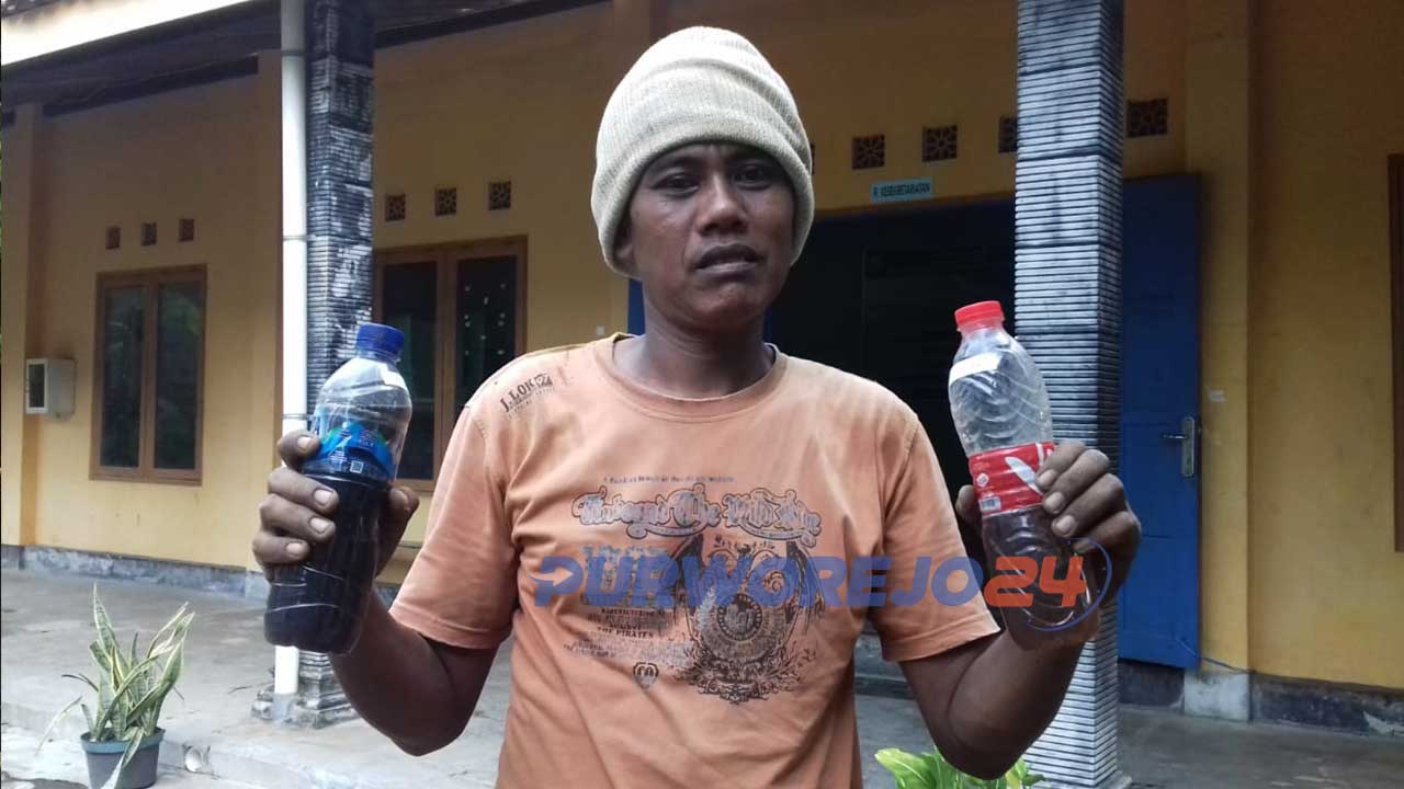 Warga menunjukkan air dari sungai yag keruh
