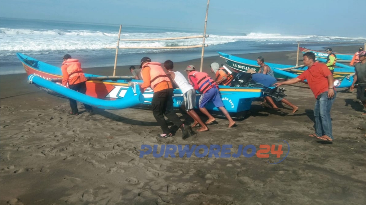Tim Sar Gabungan melibatperahu nelayan untukmelakiukan penyisiran di perairan Pantai Kertowijayan