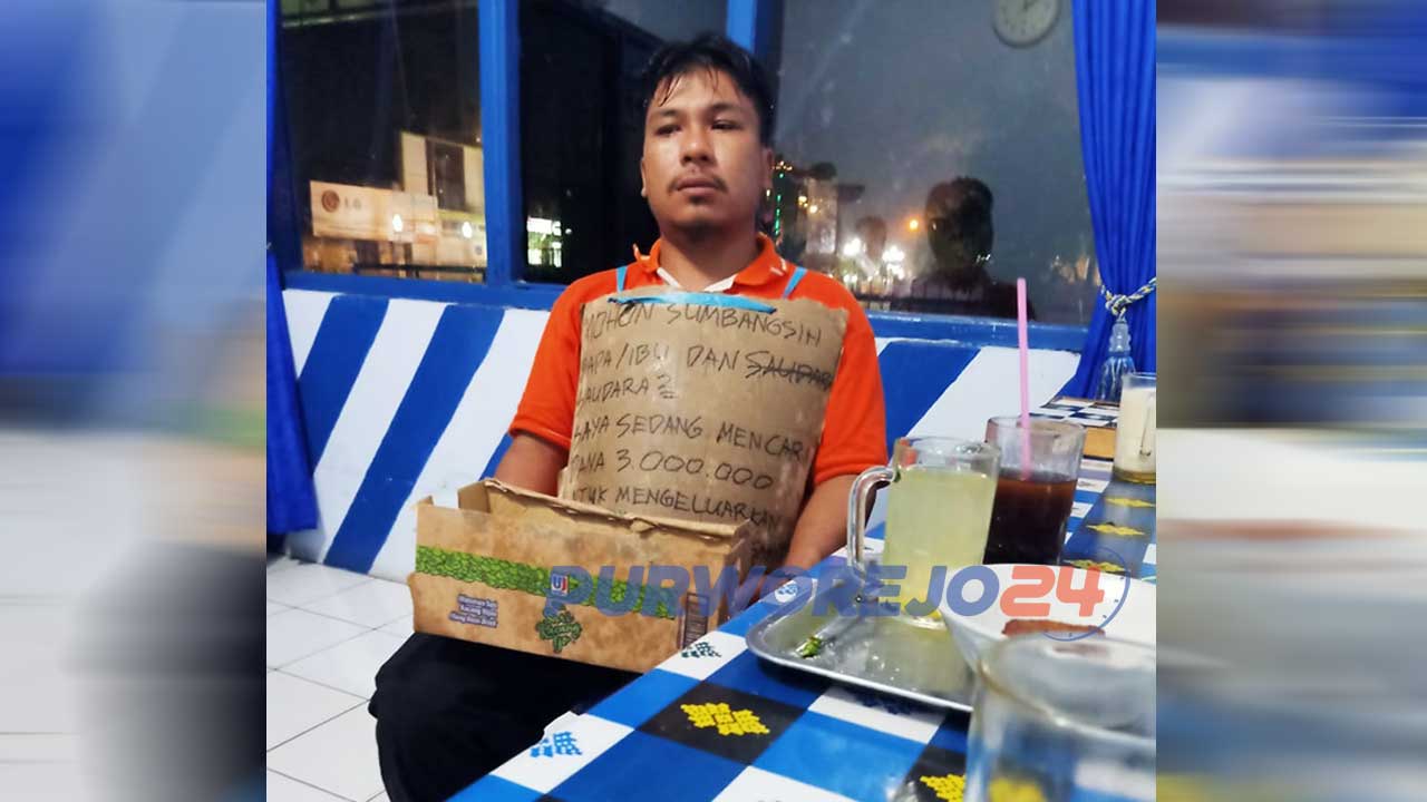 Adi Hidayat, warga Desa Cengkawakrejo Kecamatan Banyuurip, Purworejo membawa kardus untuk meminta bantuan masyarakat yang ditemuinya. (Foto.dok/istimewa)