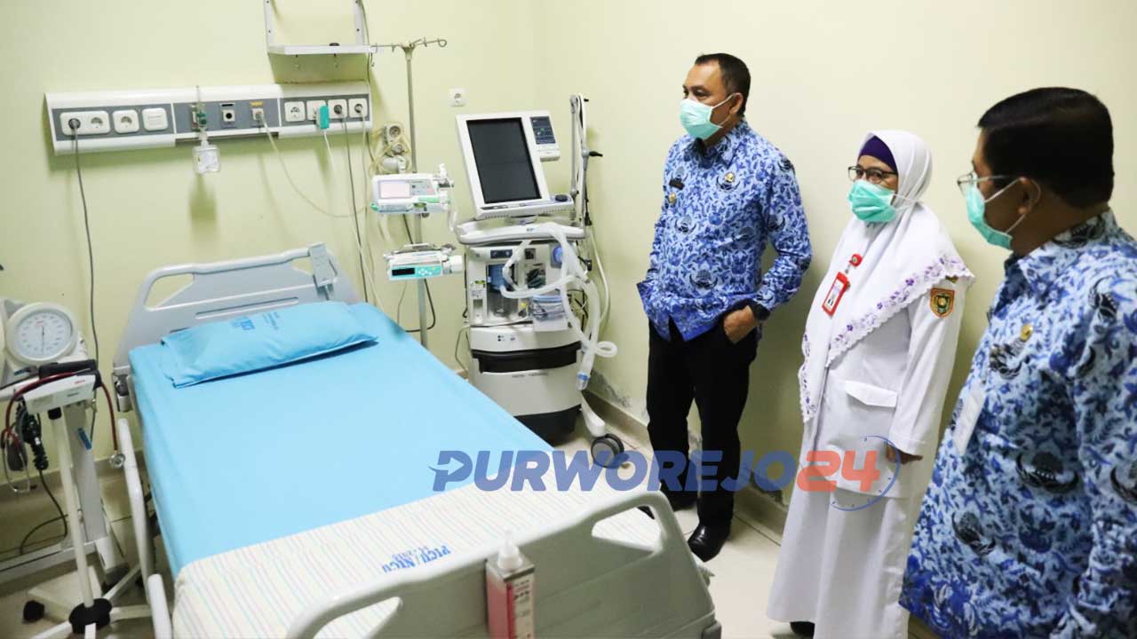 Bupati Purworejo Agus Bastian memantau persiapan yang dilakukan RSUD Tjitrowardojo sebagai RS Rujukan Lini 2 pasien Covid-19. (Foto. dok)