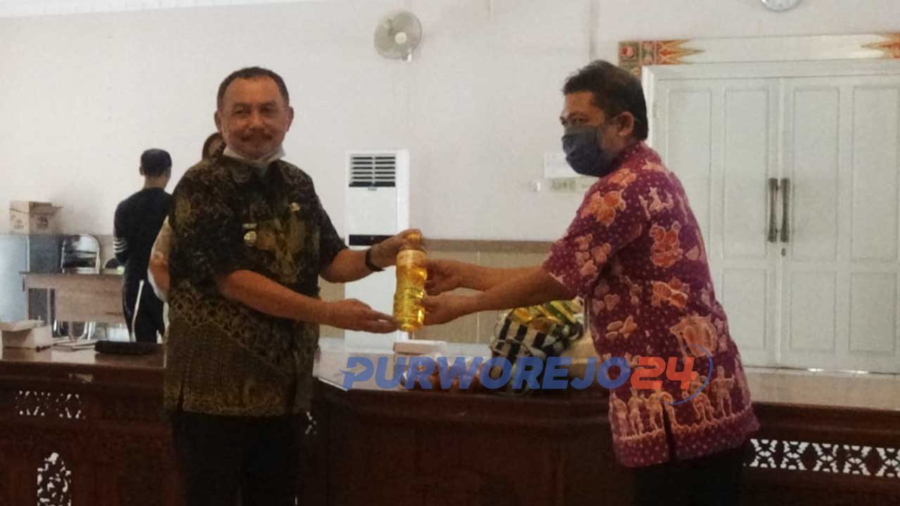Bupati Purworejo Agus Bastian menyerahkan gaji sebulan yang diwujudkan paket sembako kepada GTPP Corona Kabupaten Purworejo