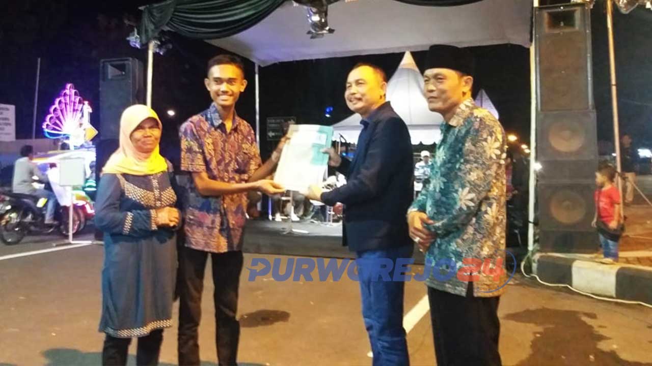 Bupati Purworeo menyerahkan penghargaan kepada pemuda pembuat robot telur dadar asal Kledung Karang Dalem