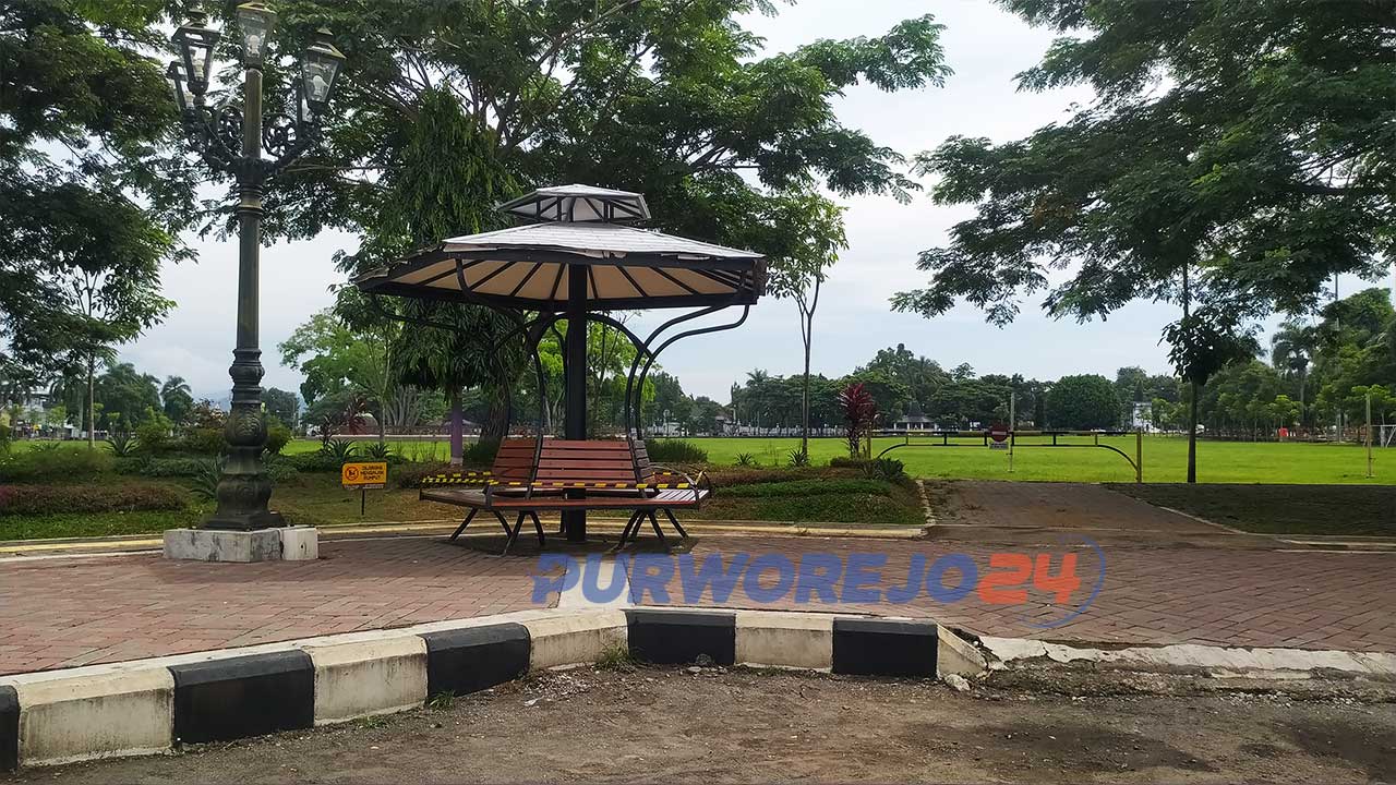 Gazebo di Alun-alun Purworejo dipasang garis pembatas oleh satpol PP