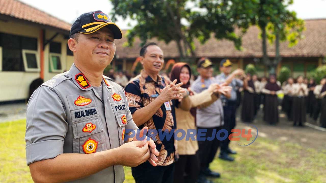 Kapolres bersama Kepala Dindikpora Purworejo memberikan edukasi cuci tangan kepada ratusan siswa dan guru SMPN 15 Purworejo