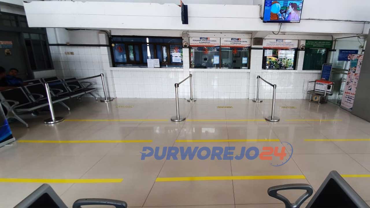 Penerapan social distanting di Stasiun KA Kutoarjo