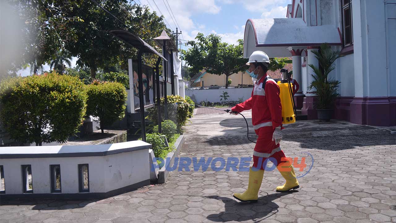 Petugas PMI menyemprotkan Disinfektan di falisitas umum di Purworejo untuk cegah penyebaran virus Corona